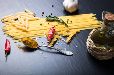 makarna, kırmızı biber biber, biberiye, deniz tuzu farklı türde bir