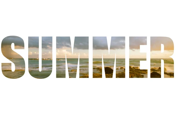 Λέξη καλοκαίρι πάνω Θαλασσογραφία με χαμηλά σύννεφα πάνω από την ακτή πετρώδες — Φωτογραφία Αρχείου