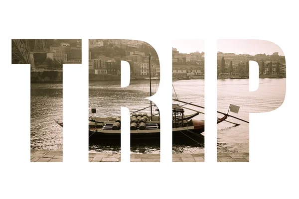 Λέξη ταξίδι πάνω από τη βάρκα με βαρέλια κρασί στη θέση παραβολής. Douro Riv — Φωτογραφία Αρχείου