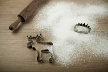 Üzerinde hafif bir woo oklava, ekmek ve un serpilir