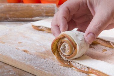 El hamur şerit üzerinde bir aydınlık elma dilim katlanmış