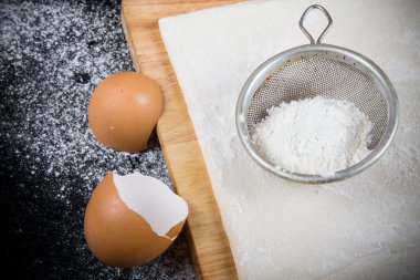 Un siyah bir zemin üzerine ev pişirme için ayarlayın. Hamur, boa