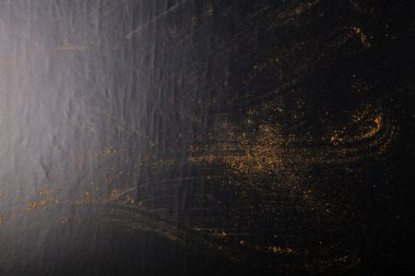 Siyah arka plan üzerine baharat izleri. Seçici odak. Mutfak 