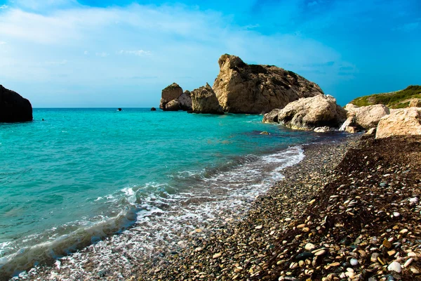 Kieselstrand und blaues Meer im Geburtsort der Aphroditen. Paphos, — Stockfoto