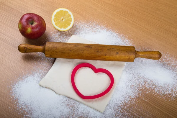 Conjunto para assar em casa em uma mesa de madeira leve com farinha. Circulação — Fotografia de Stock