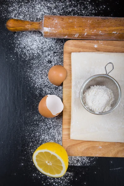 Un siyah bir zemin üzerine ev pişirme için ayarlayın. Pi haddeleme