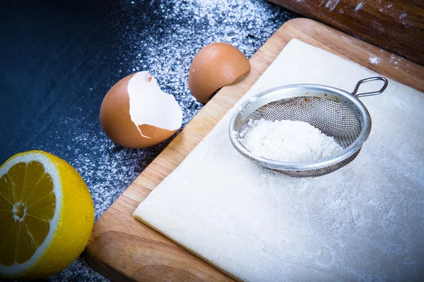 Set per la cottura a casa su sfondo nero con farina. Pasta, boa — Foto Stock