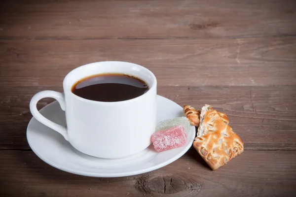Kopp te med kex och marmelad på gamla träbord — Stockfoto