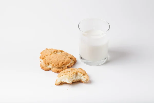 Cookies with cottage cheese - sochnik and glass of milk on a lig — Stock Photo, Image