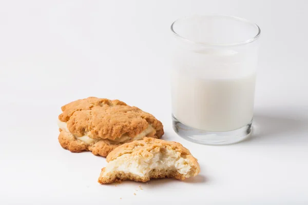 Cookies with cottage cheese - sochnik and glass of milk on a lig — Stock Photo, Image