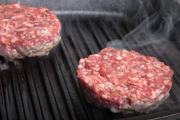 Chuletas de carne fresca en una parrilla de sartén —  Fotos de Stock