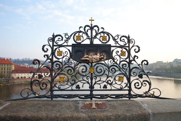Вид на Прагу через решетку на Карлов мост. Чехия — стоковое фото