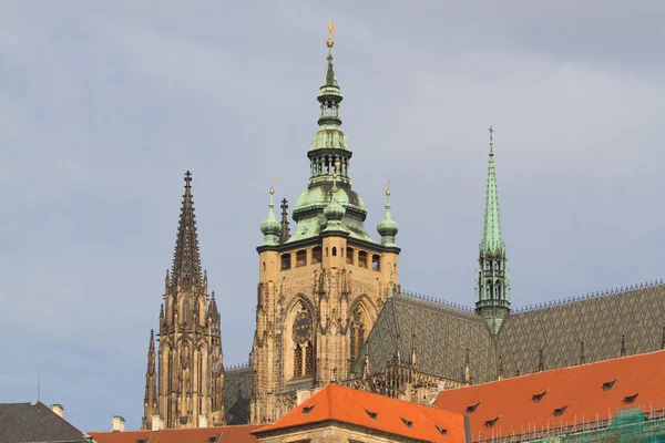 Die alten Dächer Prags. St. Vitus Kathedrale, Tschechische Republik — Stockfoto