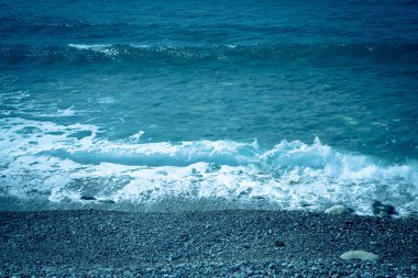 Çakıl plaj deniz dalga köpüğü. Tonda
