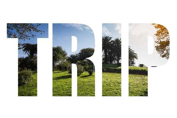 Palabra VIAJE sobre el paisaje con día soleado en el parque. Hierba, árbol — Foto de Stock