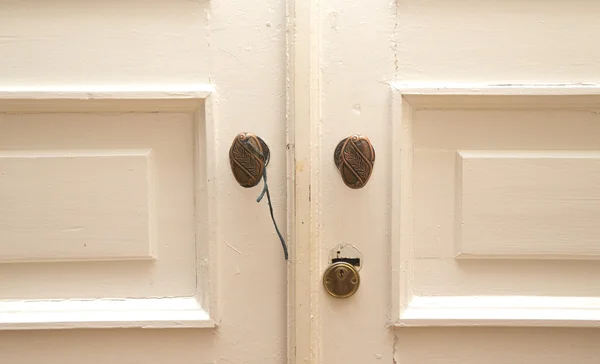 Old white door with brass handles — Stock Photo, Image