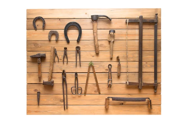 Ensemble d'outils vintage est situé sur une planche en bois. Isolé sur w — Photo