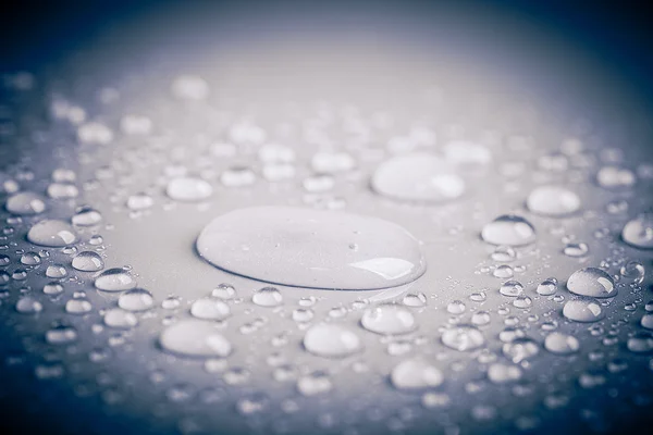 Gotas de água em um fundo a cores. Cinza afiado. Profundidade superficial — Fotografia de Stock