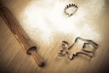 Ev yapımı kurabiye pişirme için ayarla: oklava, şekil, un üzerinde bir 