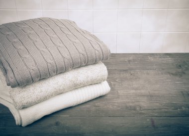 Ahşap tablo karşısında hafif kiremit w örme elbise yığını