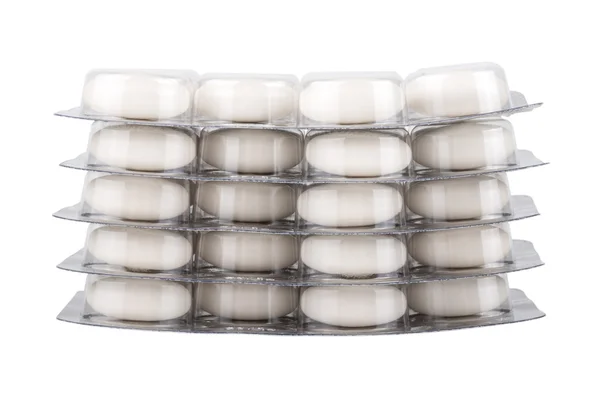Stack av blåsor med piller isolerad på vit bakgrund — Stockfoto