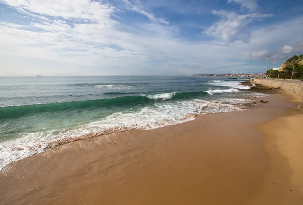 Piaszczystej plaży nad Oceanem Atlantyckim. Portugalia — Zdjęcie stockowe