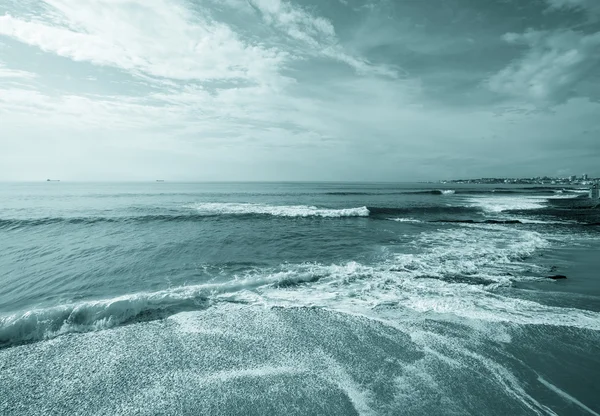 Piaszczystej plaży nad Oceanem Atlantyckim. Portugalia. Stonowanych — Zdjęcie stockowe