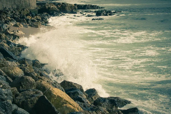 Kamienistym brzegiem Oceanu Atlantyckiego. Portugalia. Stonowanych — Zdjęcie stockowe