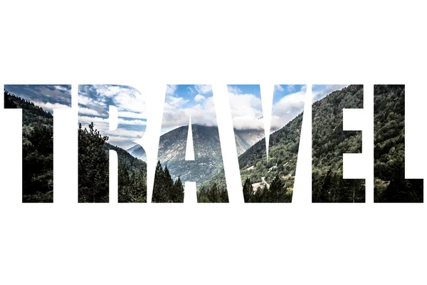 Word TRAVEL su foresta, montagne e nuvole. Paesaggio. Cittadino — Foto Stock