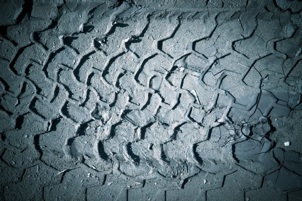 轮胎在湿湿的沙地上的烙印。定了调子 — 图库照片