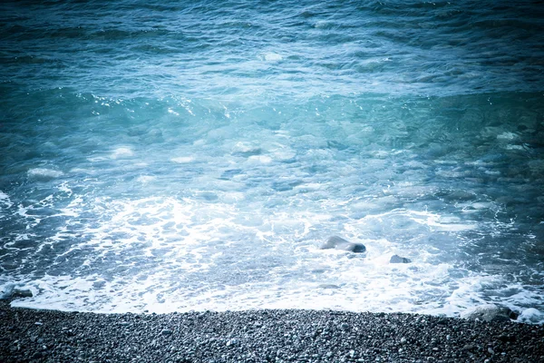 Kamienistej plaży i błękitne wody Morza Śródziemnego. Stonowanych — Zdjęcie stockowe