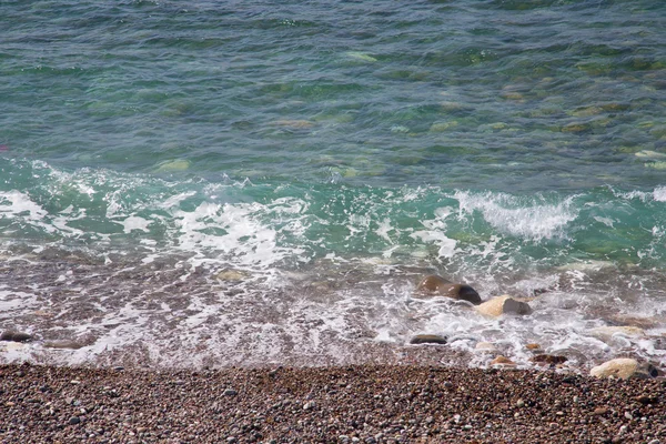 Plage de galets et eaux bleues de la mer Méditerranée — Photo