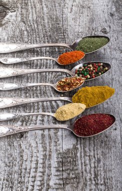 Antik metal kaşık ile eski ahşap baharat çeşitleri 