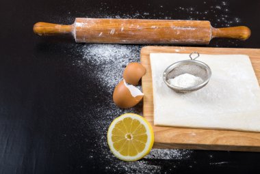 Un siyah bir zemin üzerine ev pişirme için ayarlayın. Pi haddeleme