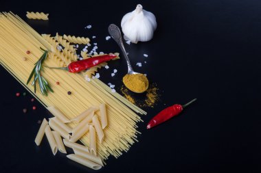 makarna, kırmızı biber biber, biberiye, deniz tuzu farklı türde bir