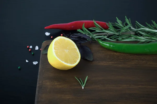 Basilic, rosemary, red and green chili pepper, half a lemon and — Stock fotografie