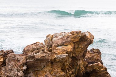 Sahilde güzel rock ayakta. Günbatımı.