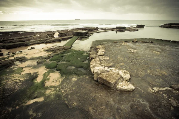 Vista do aterro na maré baixa antes da chuva. Estoril, Lis — Fotografia de Stock