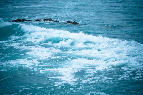 A onda emergente do mar perto da costa . — Fotografia de Stock