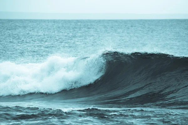 A feltörekvő hullám a tenger partjai közelében. — Stock Fotó