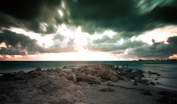 Dramatik günbatımı Akdeniz'de, iskele destroye yapıldı.