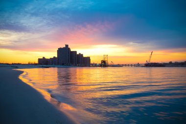 Sahilde sıcak güneş doğuyor. Atlantic Beach köprü bakan