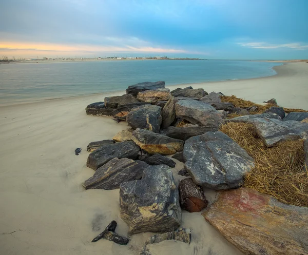 Cálido amanecer en la costa. Con vistas al Condado de Silver Point P — Foto de Stock