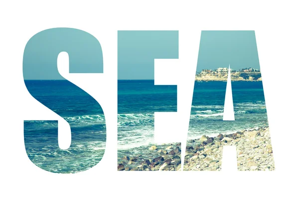 Palabra SEA sobre playa de guijarros y agua azul del Mediterráneo S — Foto de Stock