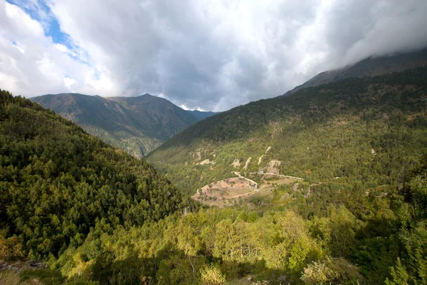 Pięknej górskiej w Andorze. Góry i zasępia — Zdjęcie stockowe