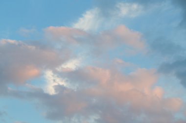 mavi gökyüzünde güzel günbatımı bulutlar