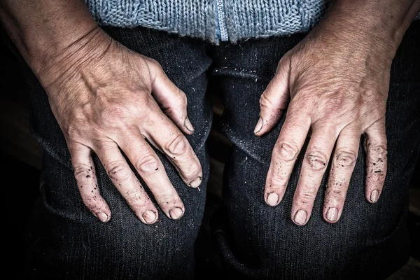 Handen van een oude vrouw liggend op haar schoot — Stockfoto