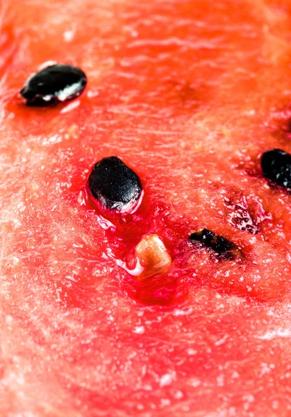 Süße saftige Wassermelone mit schwarzen Samen. Hintergrund. flacher Abgrund — Stockfoto