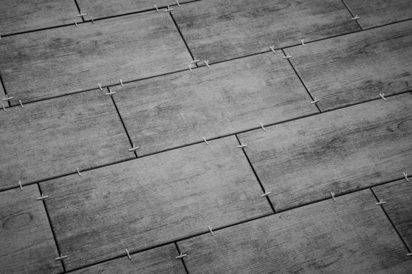 Укладка керамической плитки на пол. выбранный фокус. фон Стоковая Картинка