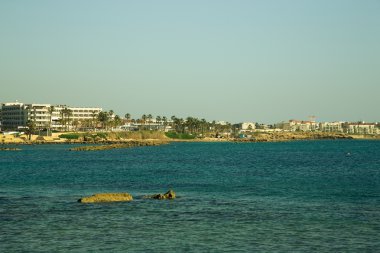Işık evleri tatil kasabası Akdeniz kıyısında. Tonda
